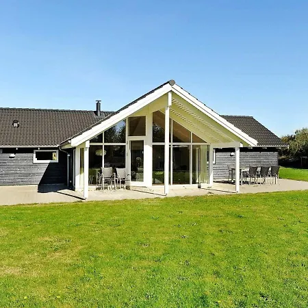 Four-bedroom Holiday In 11 * Hemmet