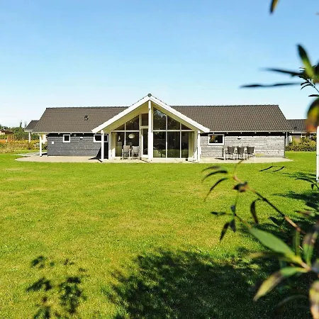 Four-bedroom Holiday In 11 Casa de Férias